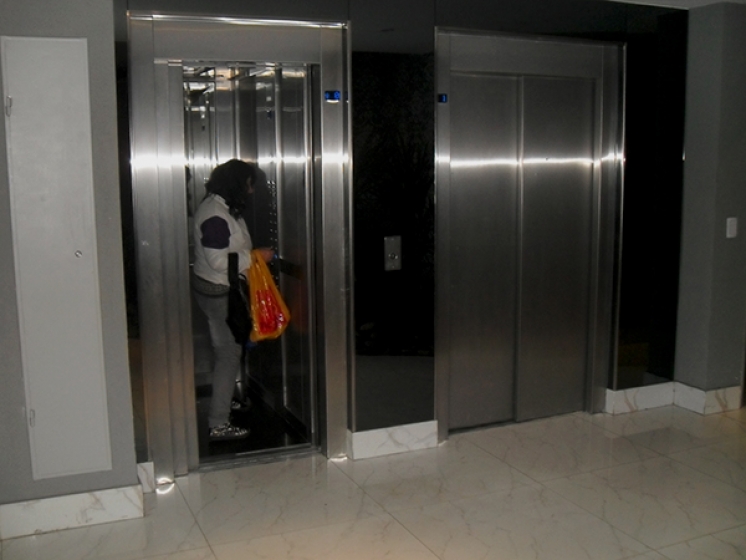Dos cabinas de ascensor